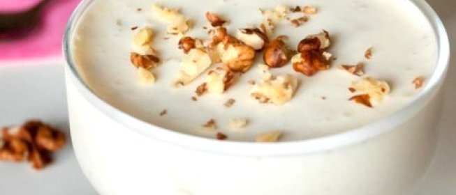 Сметанное желе с ягодами и орехами