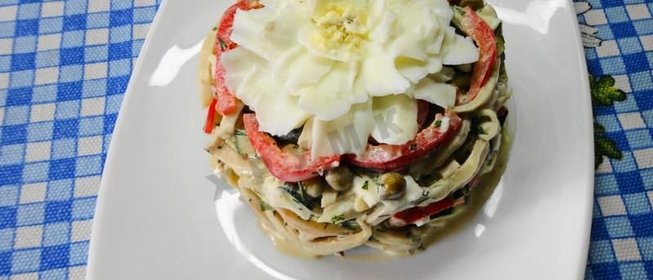 Салат с кальмарами и горошком