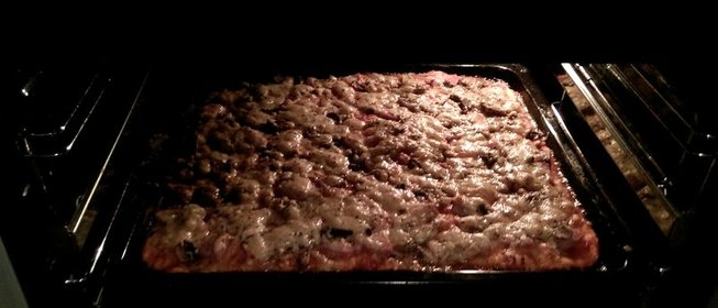 Пицца на тонкой основе с грибами и ветчиной