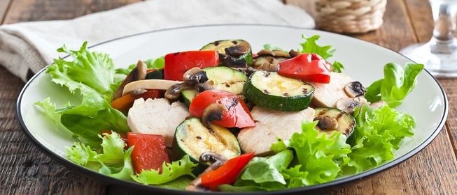 Салат с курицей и овощами
