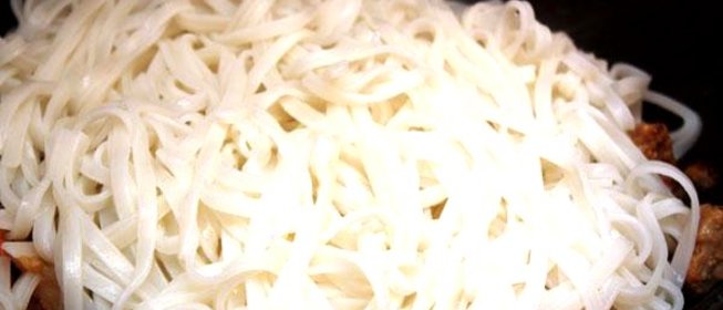 Рисовая лапша с рисом и креветками
