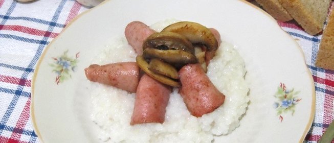 Каша рисовая с колбасой и шампиньонами