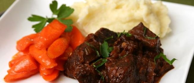 Говядина с овощами, тушенные в вине