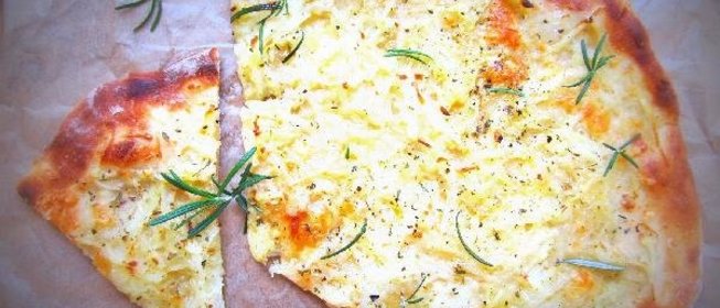 Пицца с картофелем и пряными травками