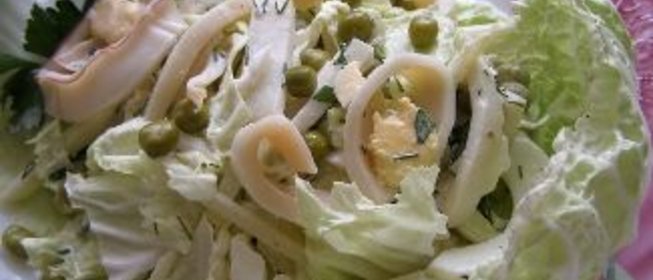 Салат с кальмарами и пекинской капустой Нежность