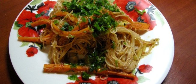 Рисовая лапша, обжаренная с овощами