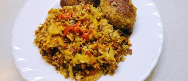 Гречка с капустой и овощами