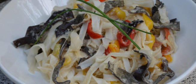 Рисовая лапша с овощами в азиатском стиле