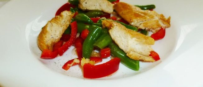 Салат с курицей и стручковой фасолью