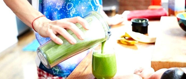 Смузи со шпинатом и миндальным молоком