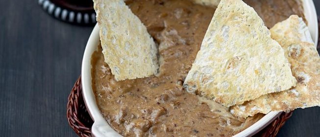 Горячий сырный соус с цесаркой и домашними чипсами