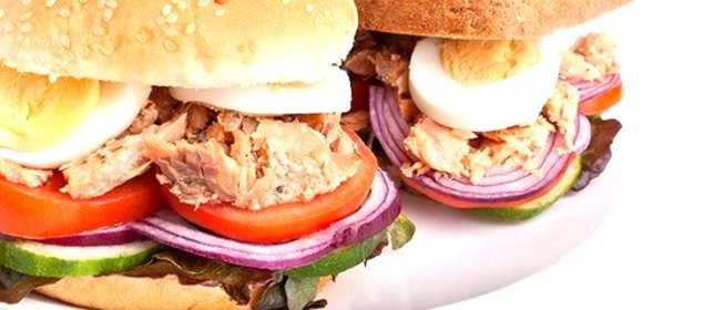 Бургеры из тунца с травяным майонезом