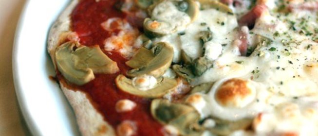 Пицца с печенью трески, грибами и лесными орехами