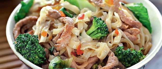 Рисовая лапша с говядиной, бок-чоем и брокколи