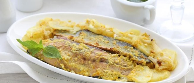 Голец с картофелем и соусом песто