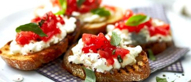 Творог с помидорами и зеленью