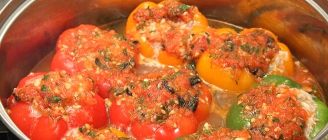 Перец, фаршированный мясом и овощами