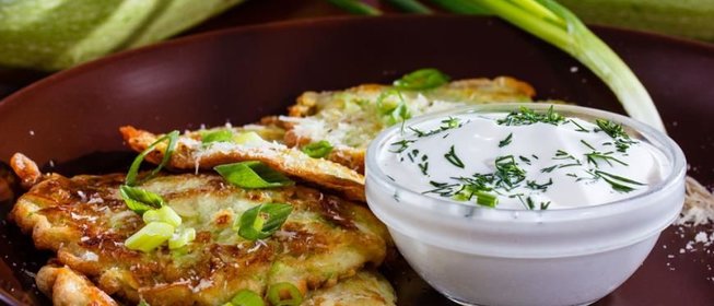 Кабачковые драники со сметаной