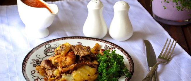 Свинина с картошкой на сковороде