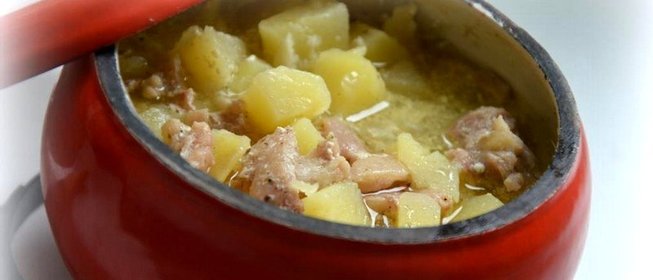 Картофель с куриным мясом с чесноком и сметаной в горшочке