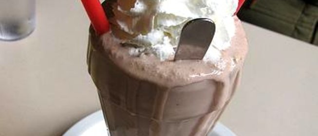 Коктейль с арахисовым маслом, шоколадом и бананом