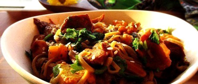 Гречневая лапша с тыквой, лисичками и курицей