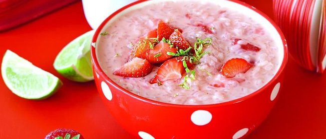 Кокосовая рисовая каша с клубникой