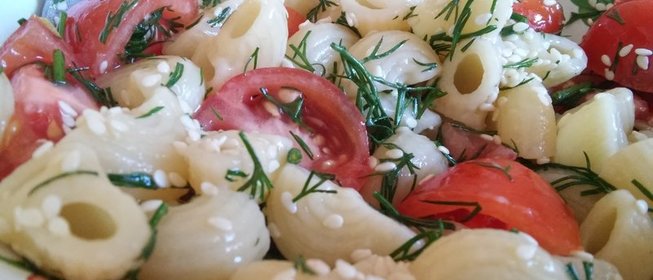 Салат с курицей, сельдереем и яблоком