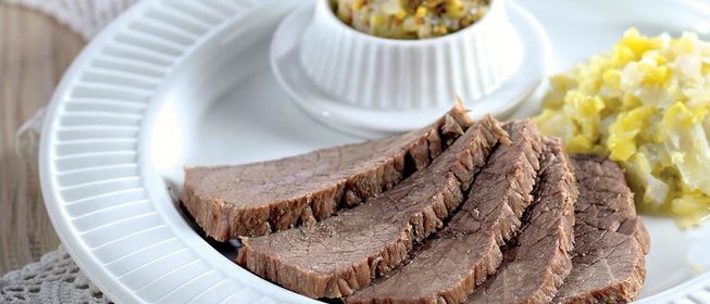 Отварная говядина с луком-пореем и яблочной горчицей