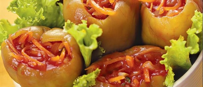 Салат Фаршированные сладкие перцы, маринованные в томатном соке