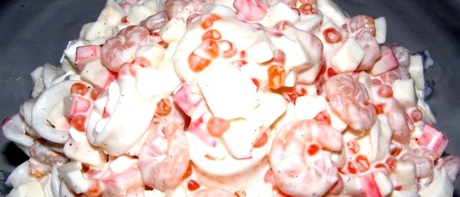 Салат с кальмарами и крабовыми палочками
