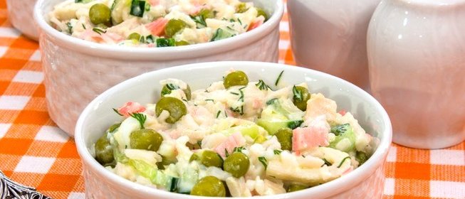 Салат с кальмарами, огурцами и горошком