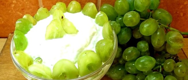 Творожный десерт с грушей и виноградом