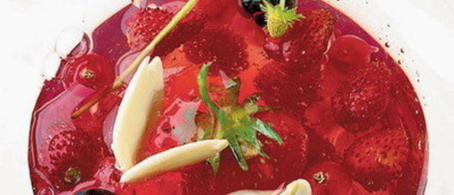 Ягоды в розовом желе