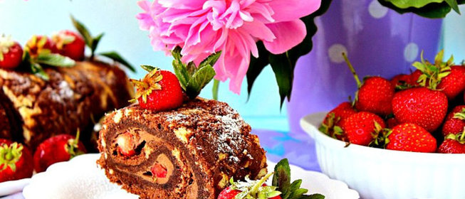 Рулет с кофейным кремом и клубникой