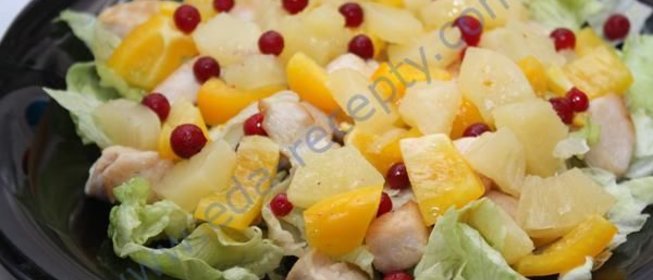 Салат с курицей и ананасами