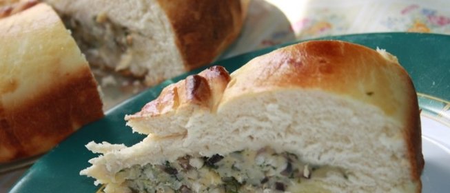 Пирог с морской рыбой, грибами, сыром и зеленью