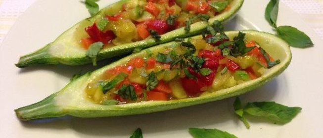 Кабачок, фаршированный овощами