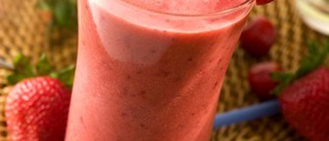 Смузи из клубники и черешни