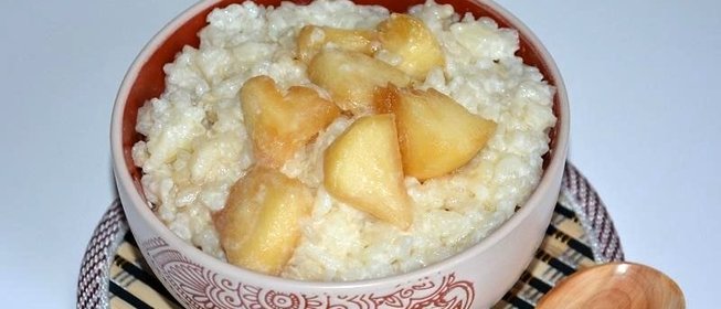 Молочная рисовая каша с карамелизированными яблоками