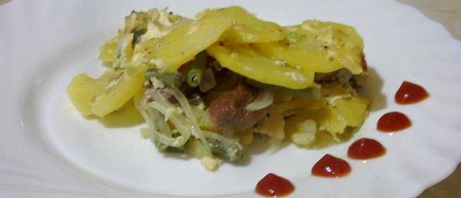 Картофельная запеканка со спаржей и мясом под соусом