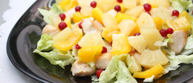 Салат из курицы с ананасами