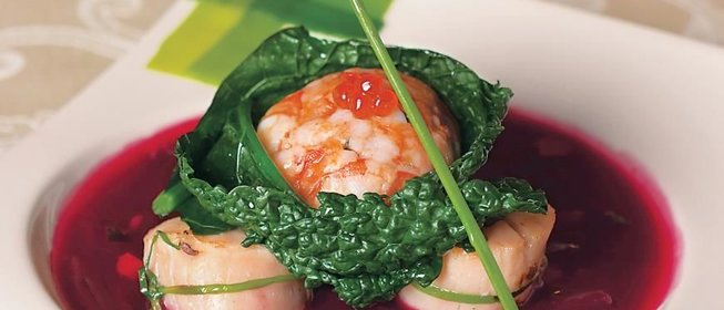 Борщ с морскими гребешками и креветочным мешочком Сюрприз, обернутым в черную капусту