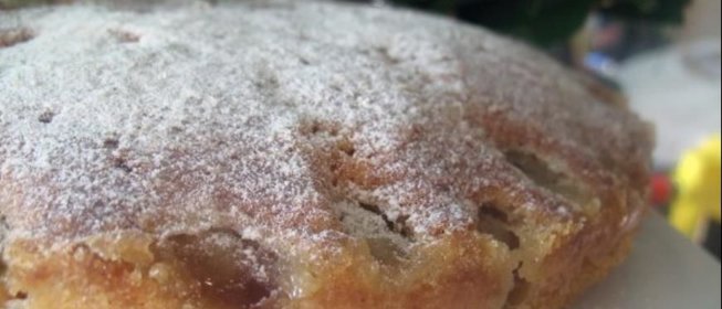 Шарлотка виноградная с белым вином