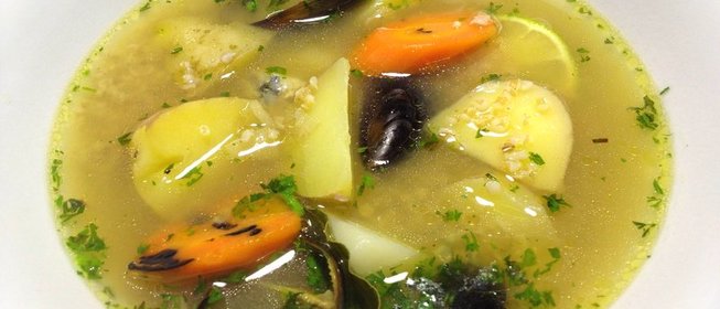 Уха из судака с беломорскими мидиями