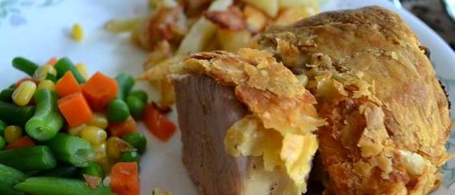 Свинина в слоеном тесте