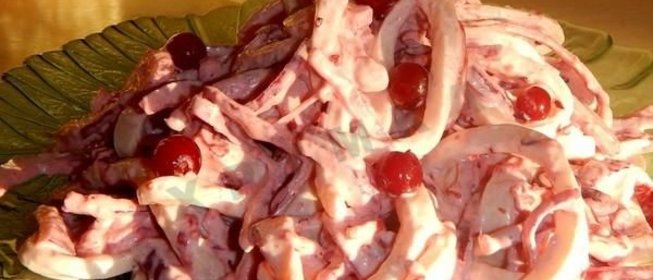 Салат с кальмарами под клюквенным соусом