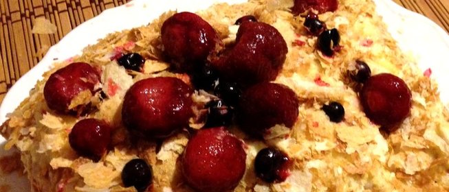 Торт «Наполеон» со свежей клубникой и ликером «Бейлис»