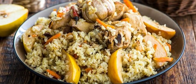 Плов с курицей и айвой