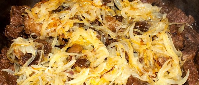 Говядина, жареная с луком